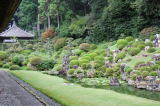 小堀遠州により江戸時代初期に築かれた池泉鑑賞式庭園です。数多くの石組みで、滝や渓谷を表現。国の名勝記念物に指定され、遠州の庭園を代表する名園です。春はサツキの花、秋はドウダンツツジの真っ赤な紅葉と、四季折々の変化を楽しめます。