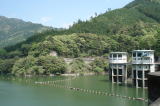 「自然と人工美の調和」が謳われた佐久間ダム。昭和31年（1956）に完成した佐久間ダムによってできた人造湖「佐久間湖」の周辺には豊かな自然が残り、サクラ、新緑、紅葉と四季を通しての美しい景観を、静かな湖面に映して楽しませてくれます。ダム湖底で進行している堆砂に対する早急な対応が求められています。